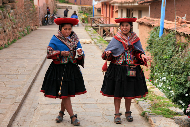 Tkanie z tradycyjnych i naturalnych materiałów. Chinchero. Peru.