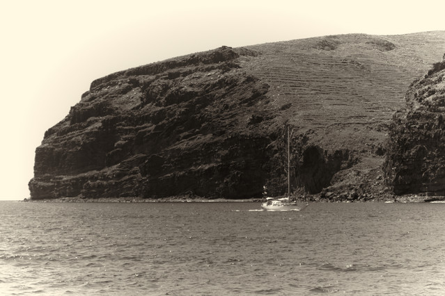 Klasyczny jacht przy klifach Gomery IGOR_GODLEWSKI #113729