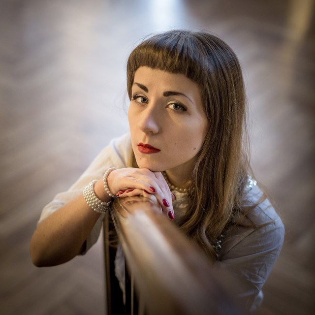 Modelka: Aneta Berezowska W kompleksie pałacowym Oleśnica Mała.