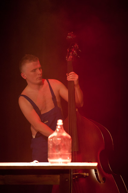 LeNiNgRAd Znakomicie zrealizowany muzyczny spektakl, zbudowany