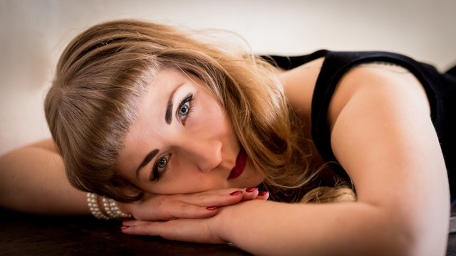 Modelka: Aneta Berezowska W kompleksie pałacowym Oleśnica Mała.