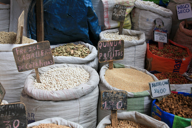 Quinua Targ owoców i innych produktów. Arequipa, Peru. Piotr